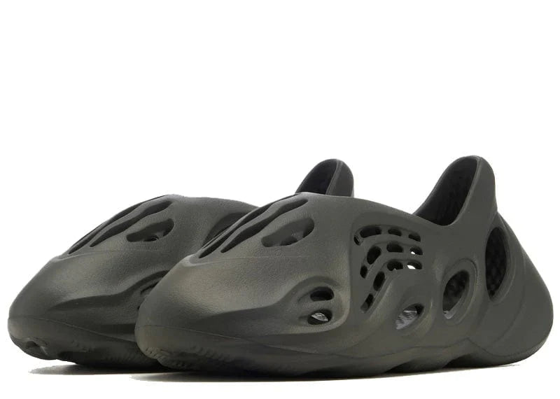 YEEZY FOAM RNR CARBON